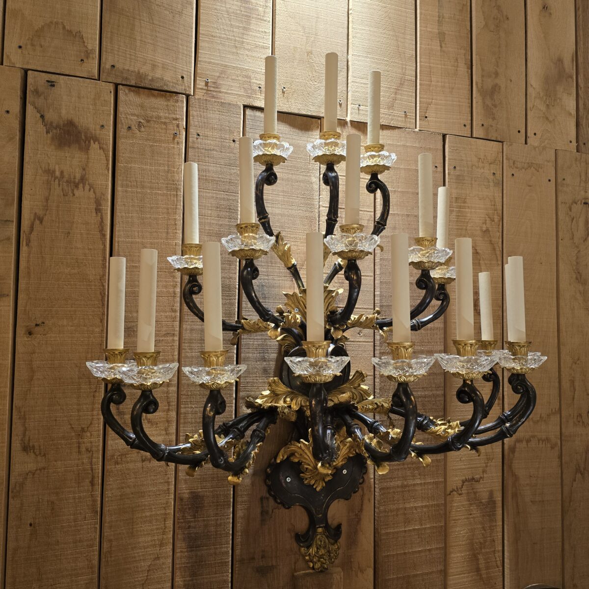 Detail04 App Coquille 115x90x50 17 lights Black&gold
