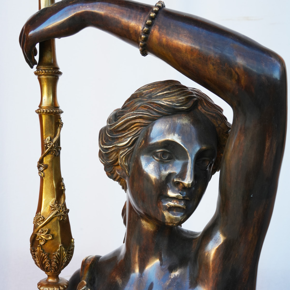 Détail 01 Candélabre Statue brunie H185x56 5 bras