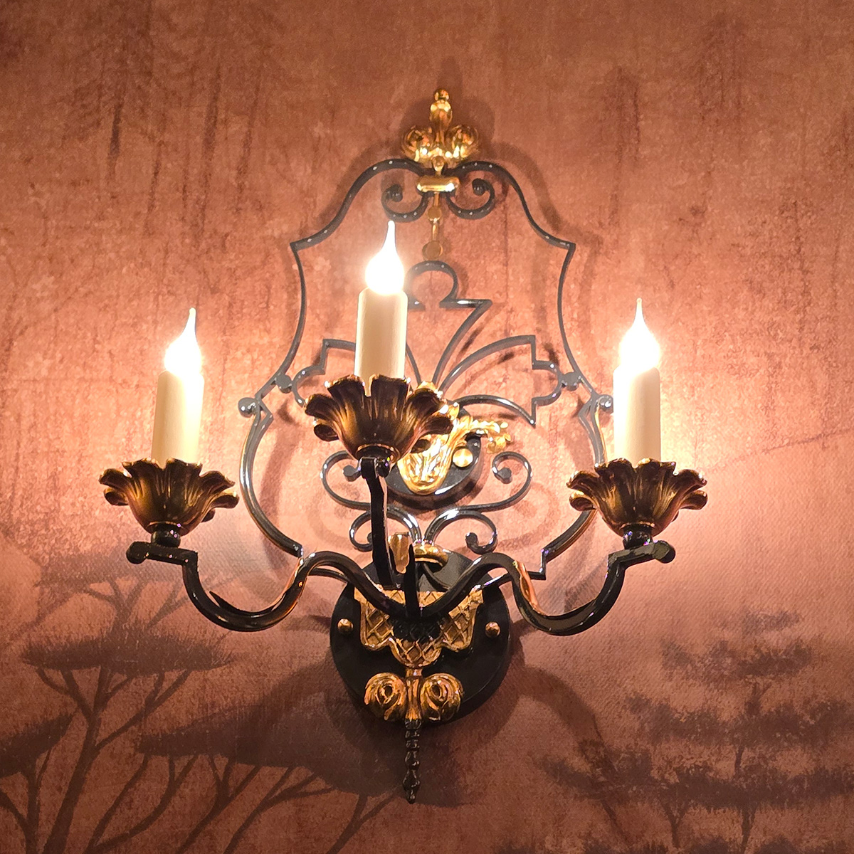 Applique fleur de lys bathroom