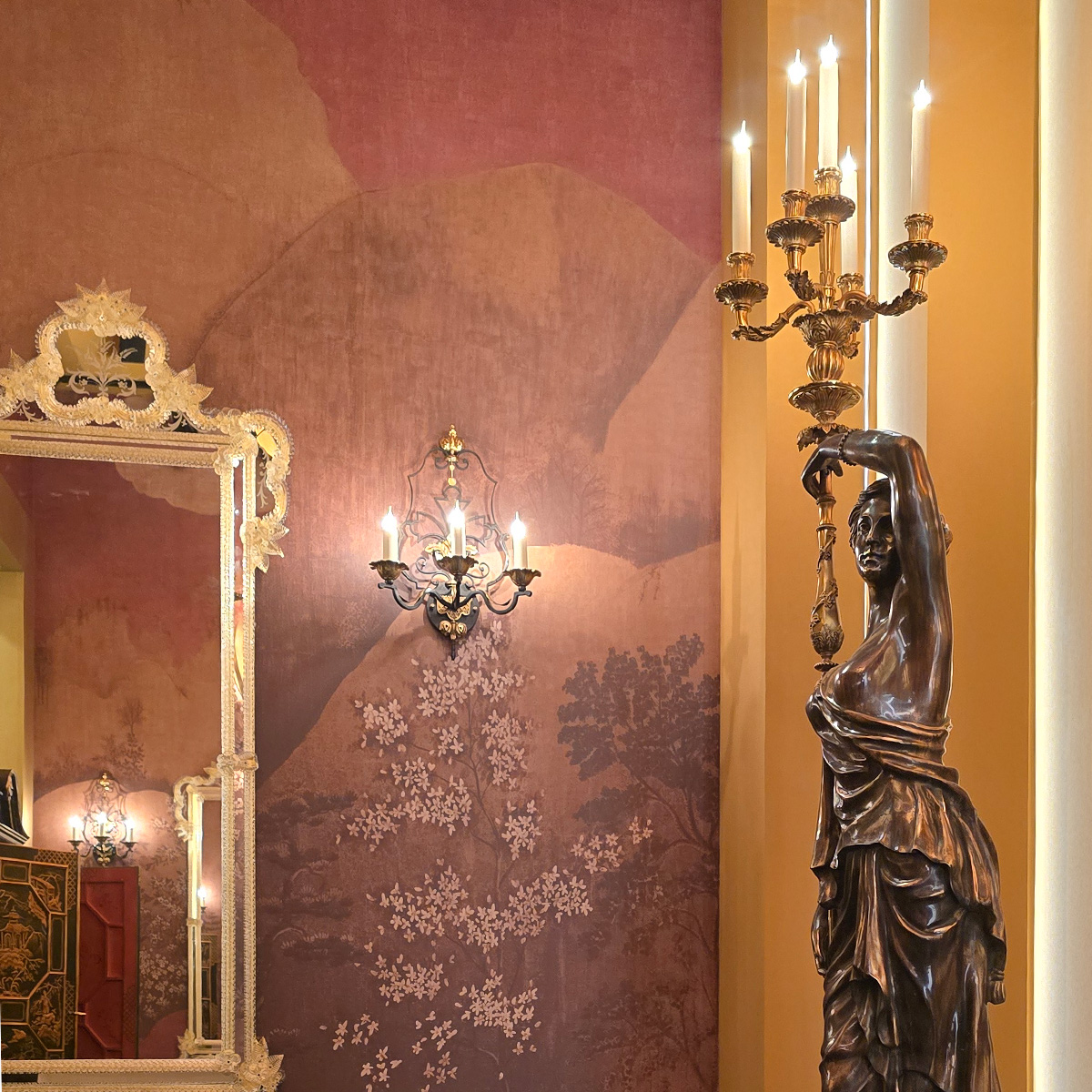 Candélabre statue bathroom