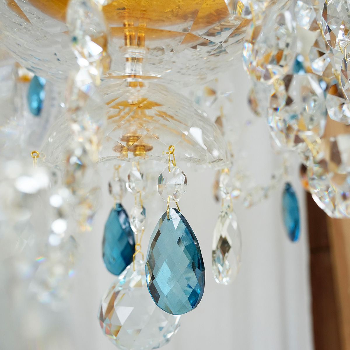 Lustre Cristal H80x85 12 bras bleu&or detail 01